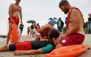 Pokaz ratownik&oacute;w na mrzeżyńskiej plaży 7