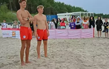 Pokaz ratownik&oacute;w na mrzeżyńskiej plaży 10