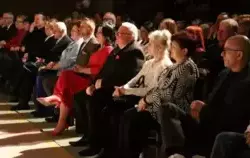 Zdjęcie publiczności zasiadającej na widowni
