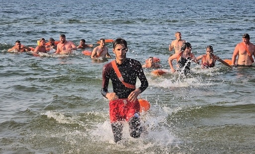 Zdjęcie do Pokaz ratownik&oacute;w na plaży w Mrzeżynie 
